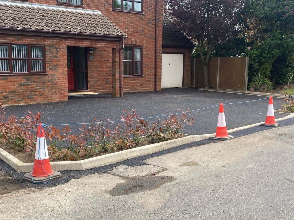This is a newly installed tarmac driveway just installed by Ashford Driveways