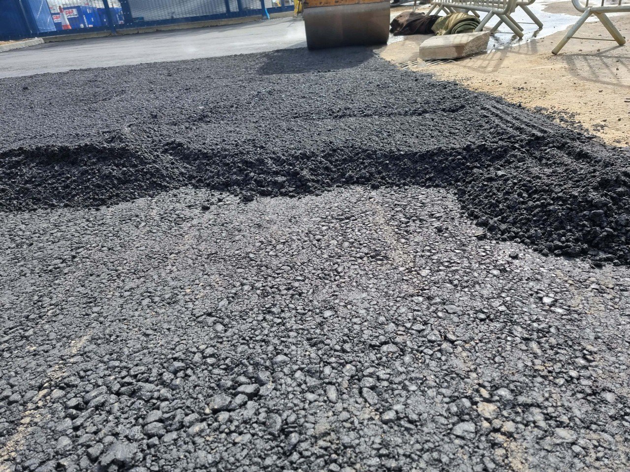 This is tarmac being laid by Ashford Driveways